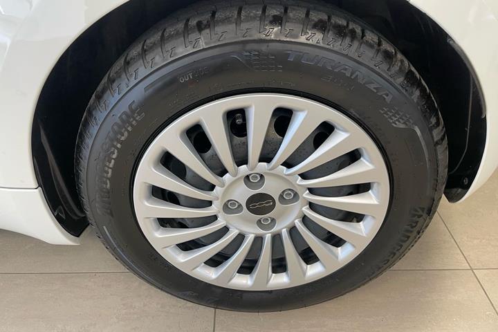 Hvid Fiat 500e fra 2023