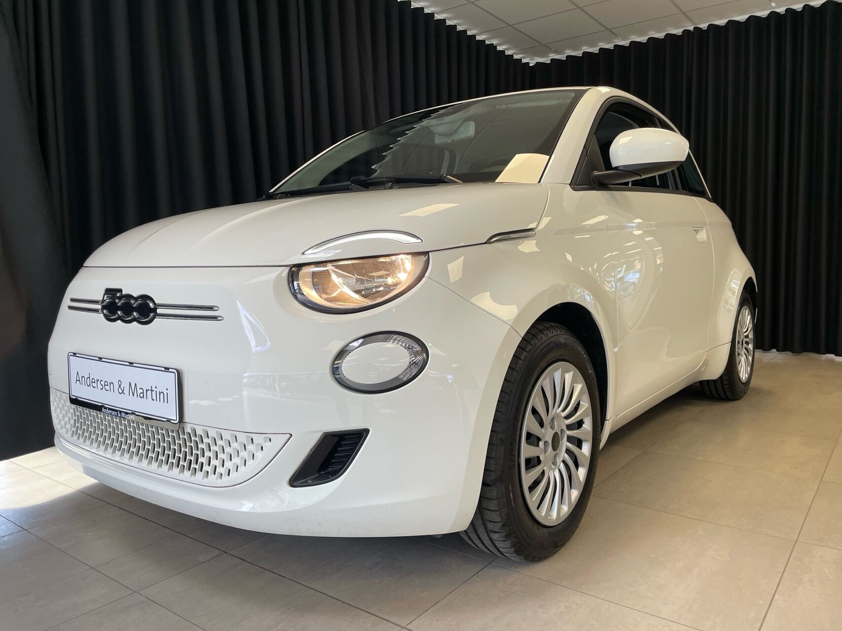 Hvid Fiat 500e fra 2023