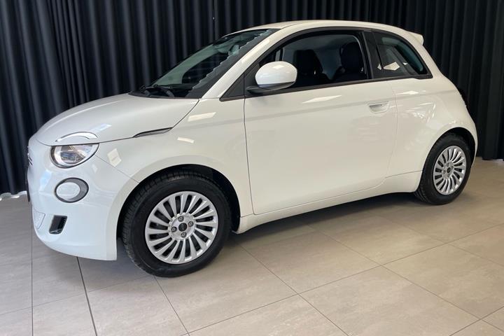 Hvid Fiat 500e fra 2023