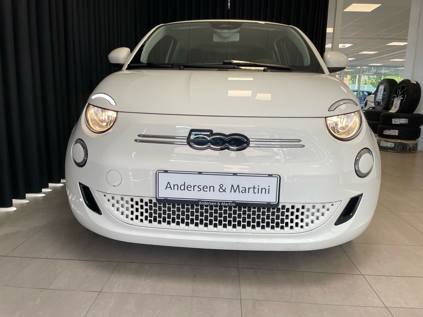 Hvid Fiat 500e fra 2023