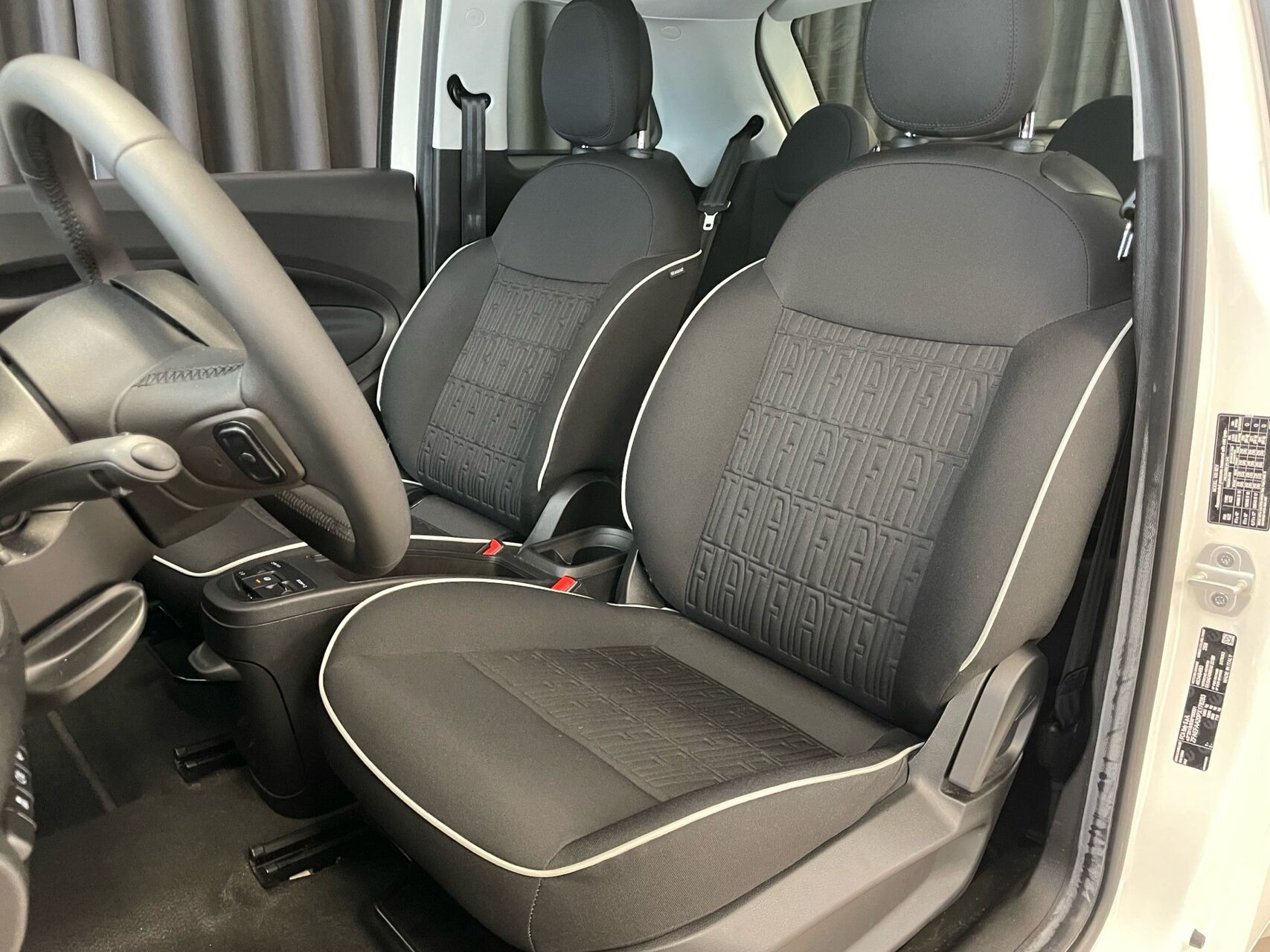 Hvid Fiat 500e fra 2023