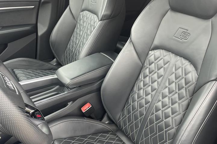 Blå Audi e-tron fra 2022