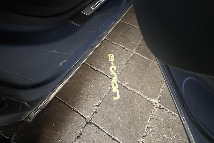 Blå Audi e-tron fra 2022