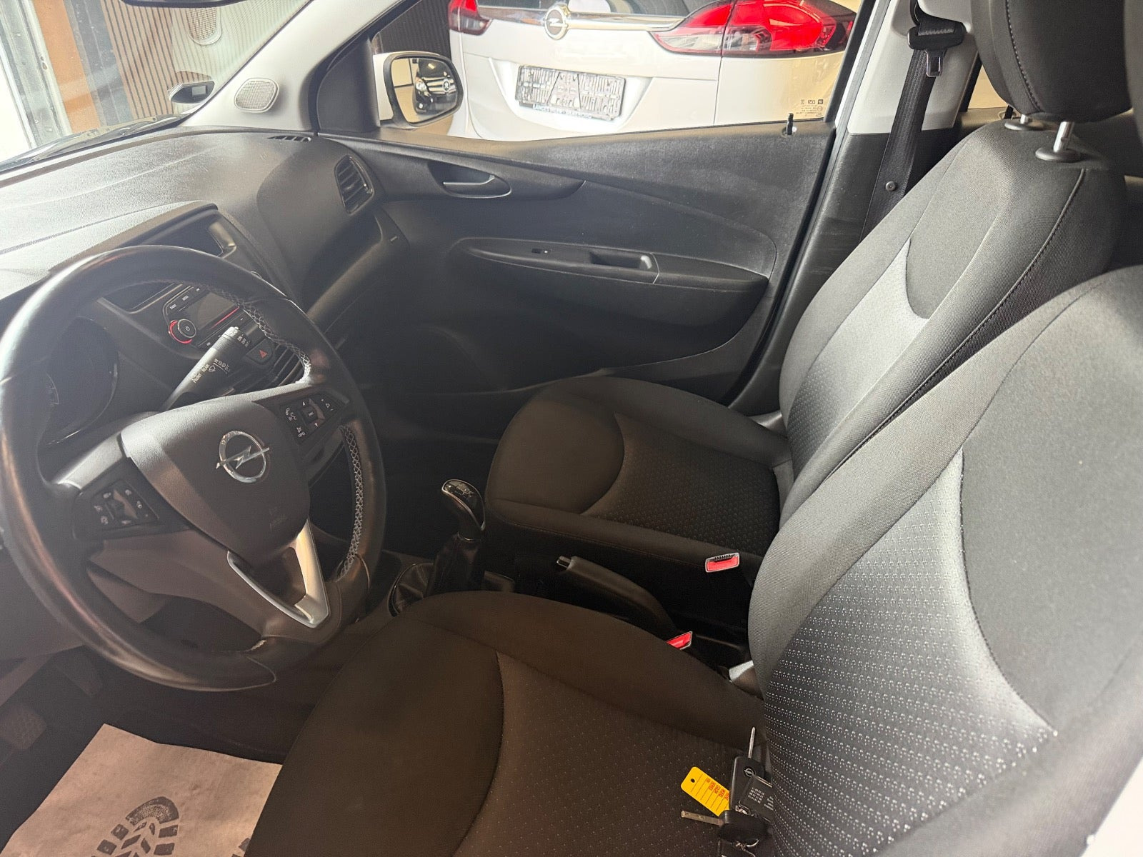 Hvid Opel Karl fra 2017