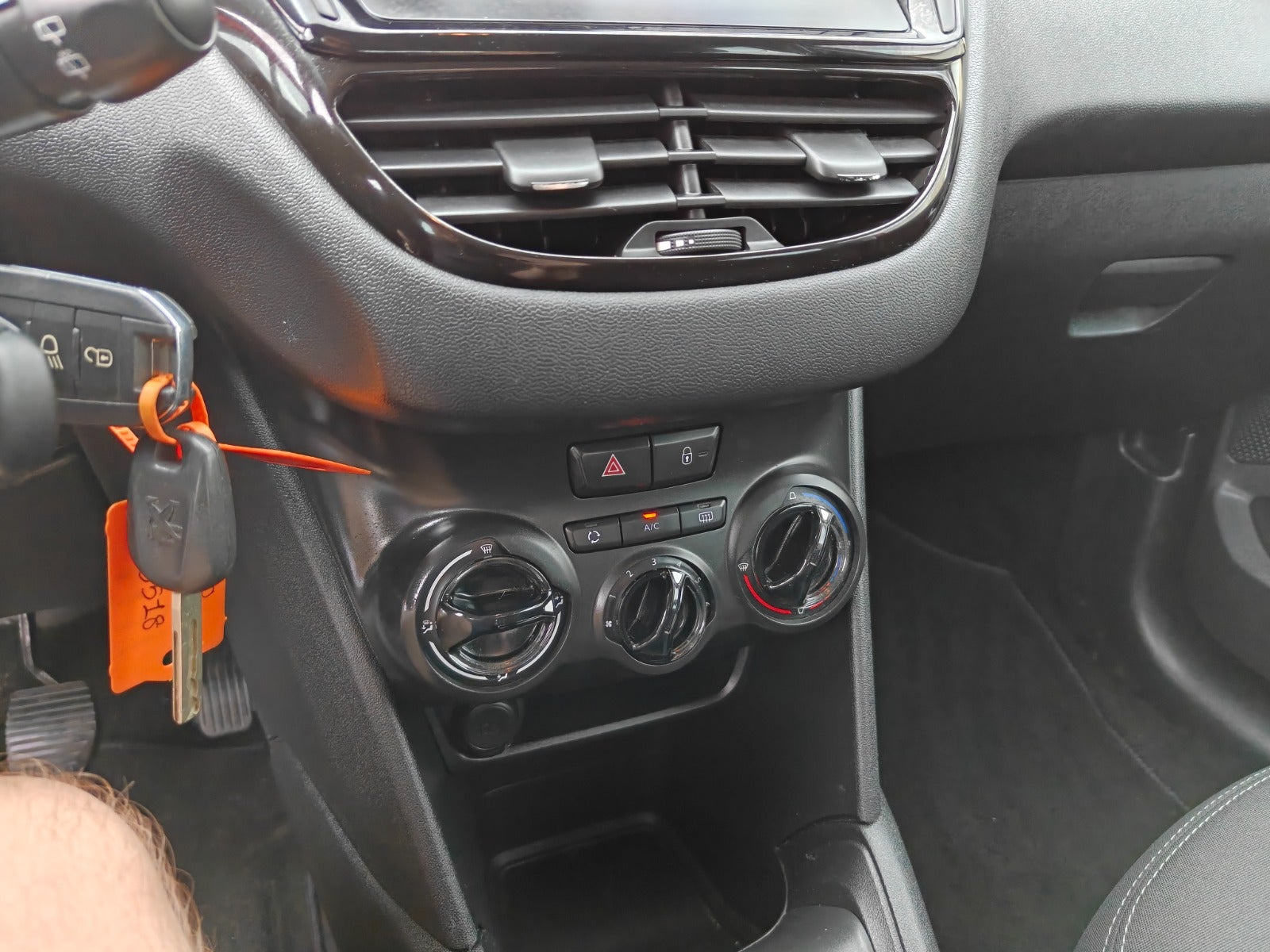 Gul Peugeot 208 fra 2014
