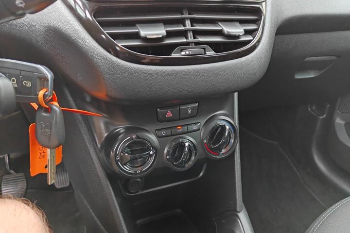 Gul Peugeot 208 fra 2014