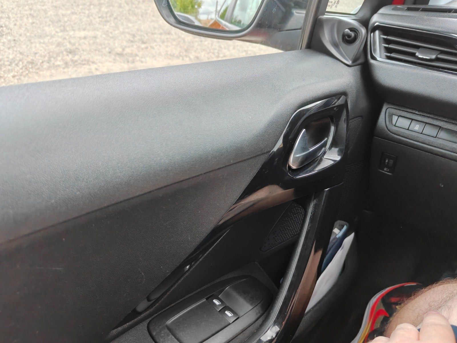 Gul Peugeot 208 fra 2014