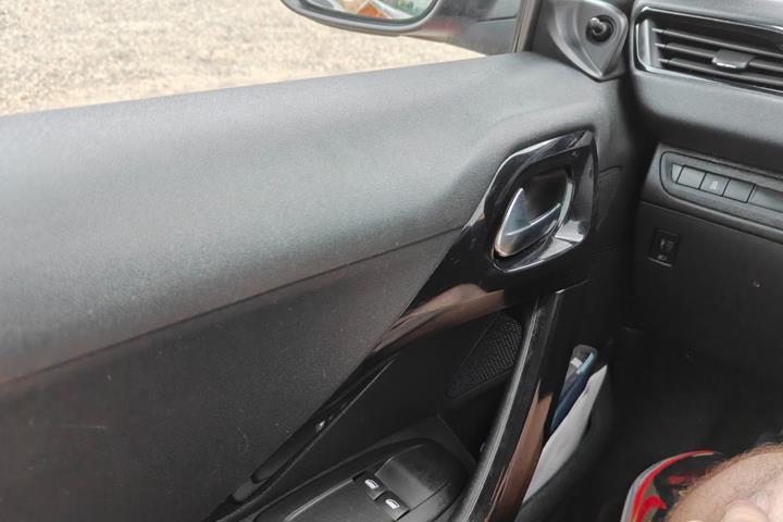 Gul Peugeot 208 fra 2014
