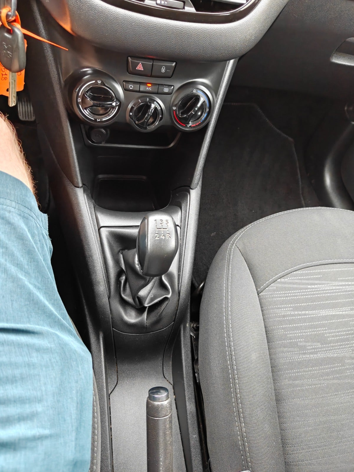 Gul Peugeot 208 fra 2014