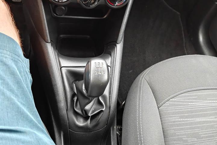 Gul Peugeot 208 fra 2014