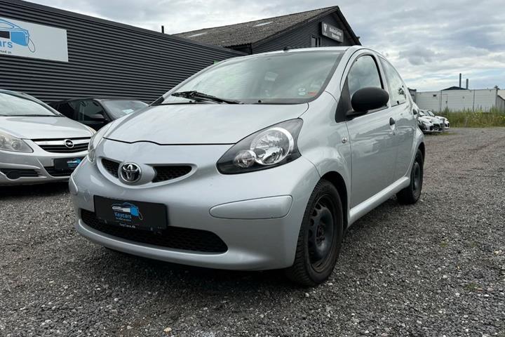 Grå Toyota Aygo fra 2012 set udefra