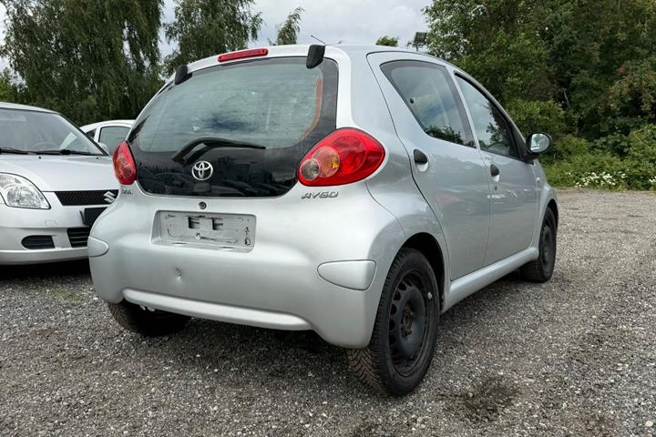 Grå Toyota Aygo fra 2012