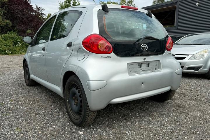 Grå Toyota Aygo fra 2012