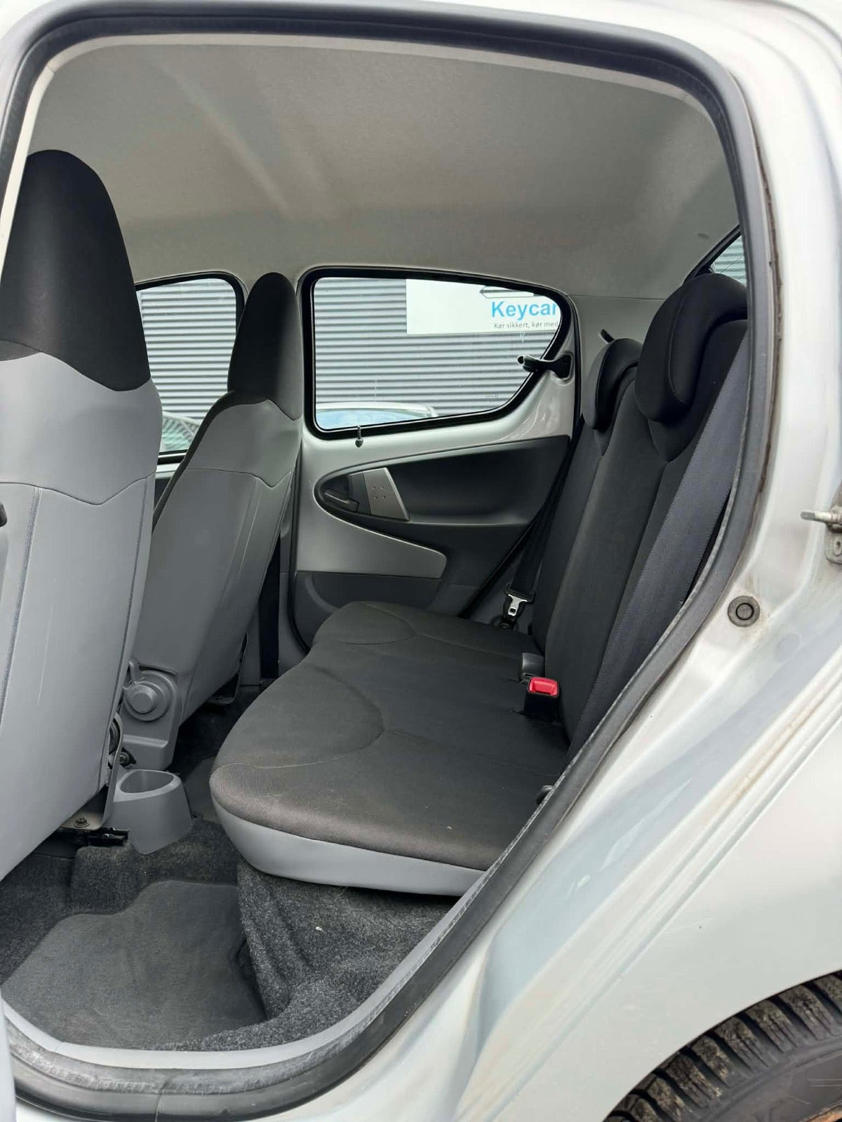 Grå Toyota Aygo fra 2012