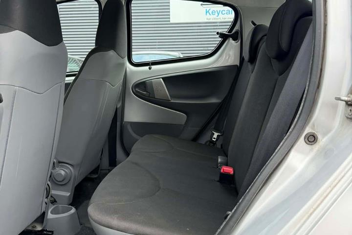 Grå Toyota Aygo fra 2012