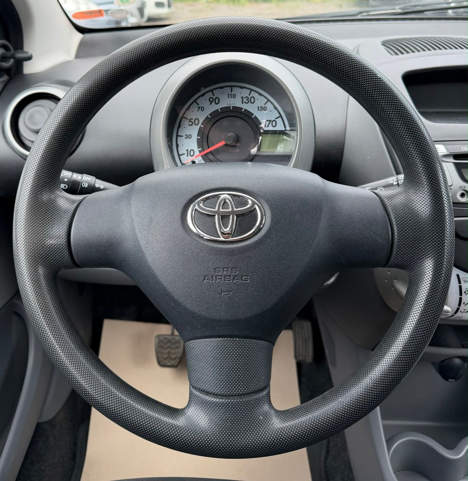 Grå Toyota Aygo fra 2012
