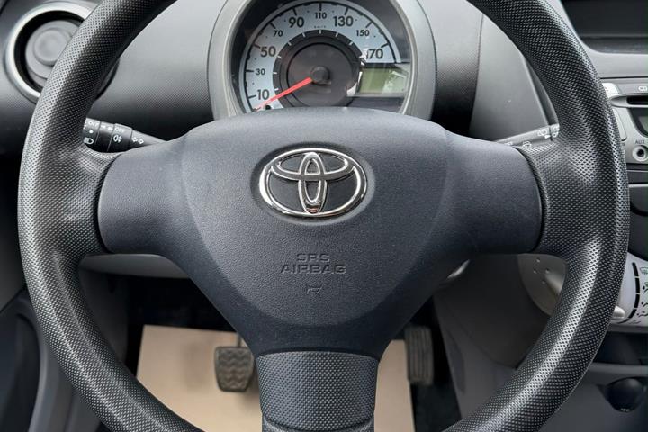 Grå Toyota Aygo fra 2012