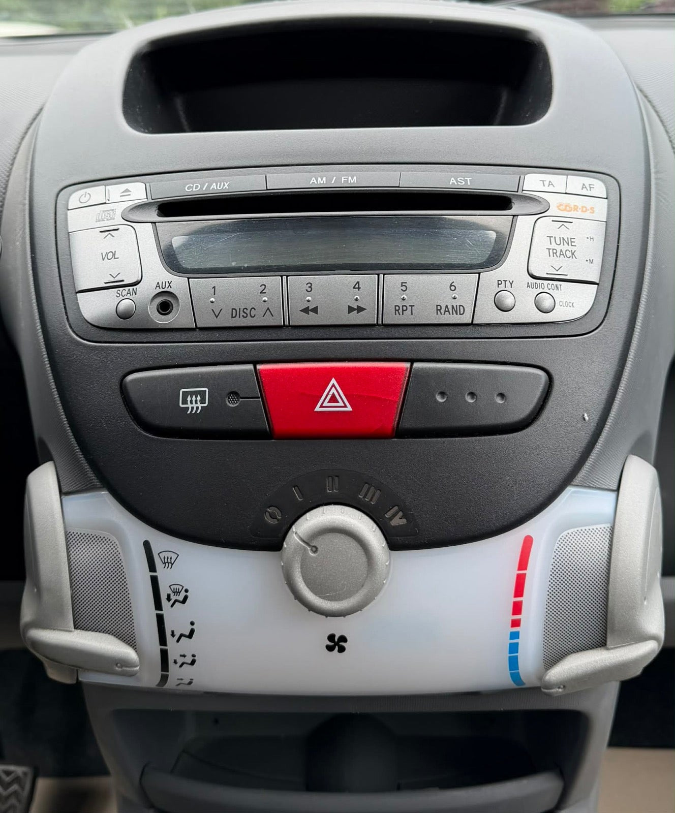 Grå Toyota Aygo fra 2012