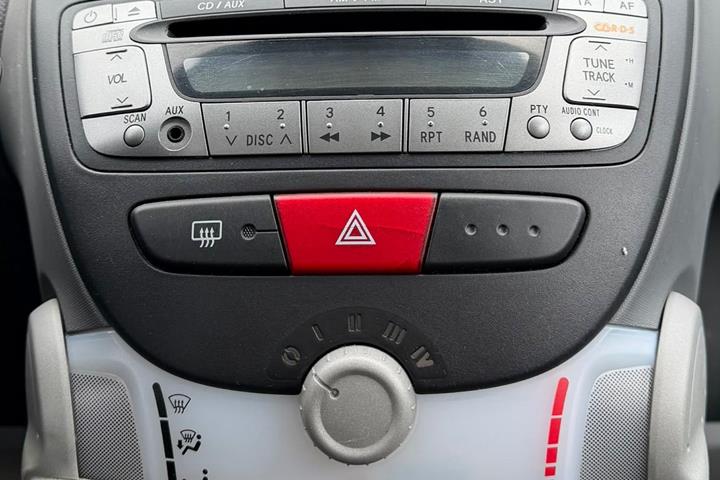 Grå Toyota Aygo fra 2012