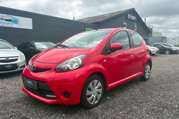 Rød Toyota Aygo fra 2006 set udefra