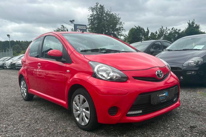 Rød Toyota Aygo fra 2006