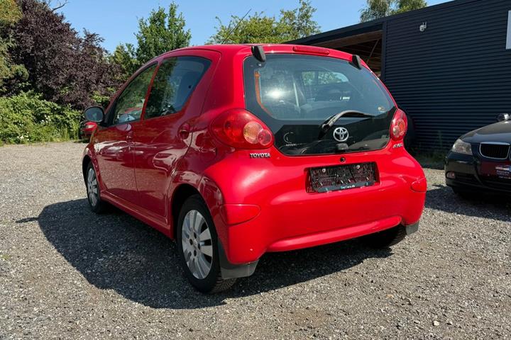 Rød Toyota Aygo fra 2006
