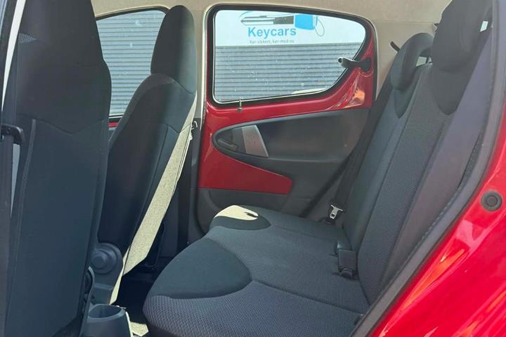 Rød Toyota Aygo fra 2006