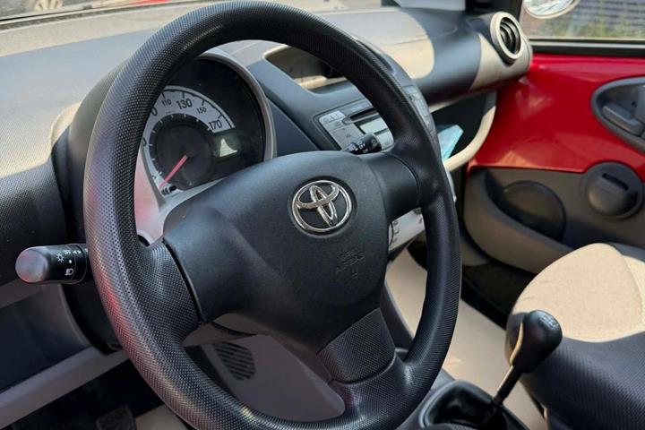 Rød Toyota Aygo fra 2006