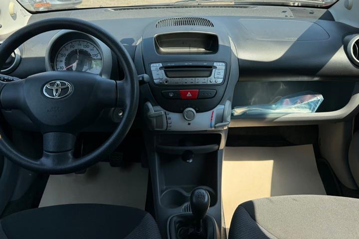 Rød Toyota Aygo fra 2006