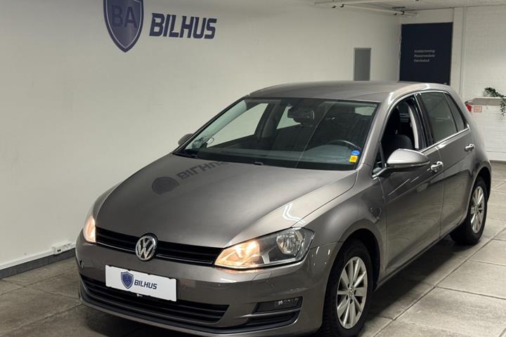 Grå VW Golf VII fra 2015