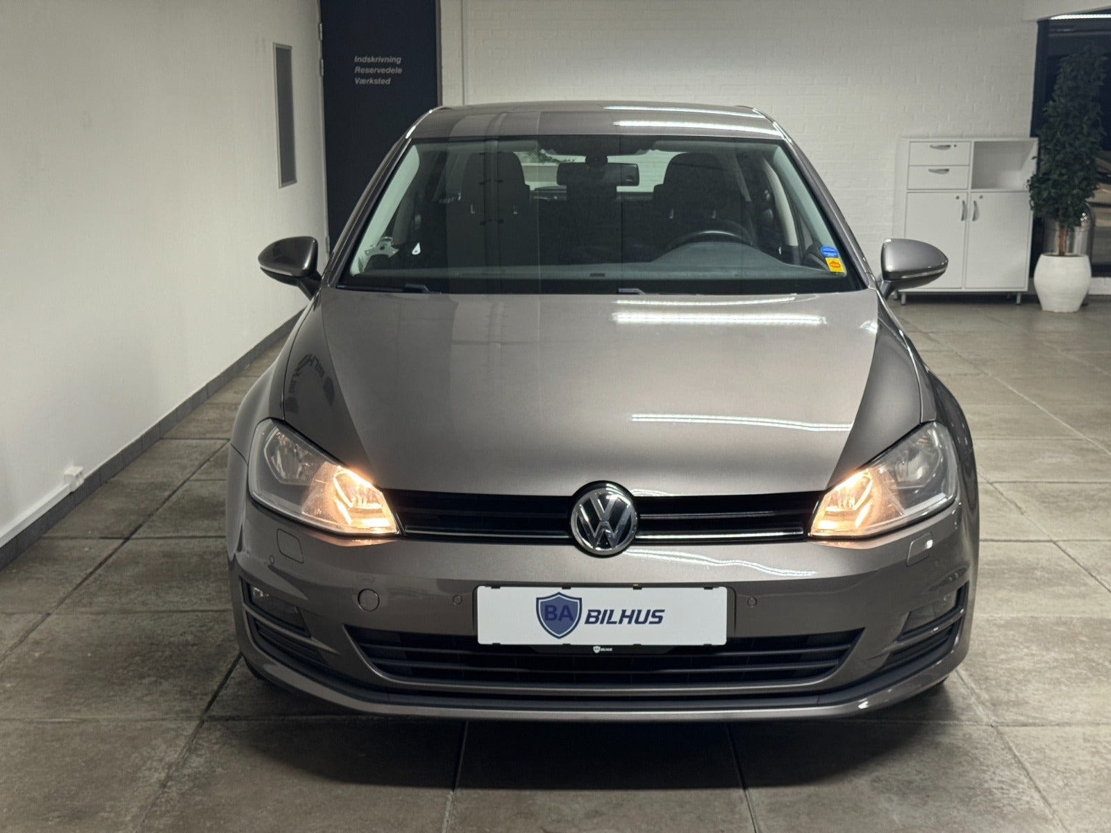 Grå VW Golf VII fra 2015