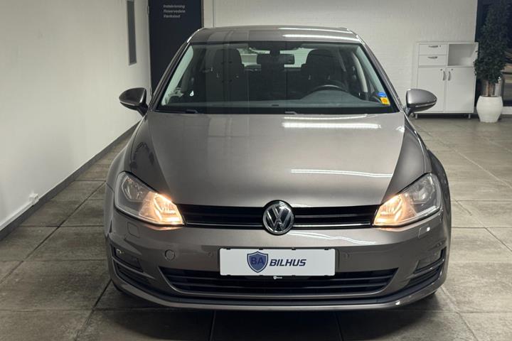 Grå VW Golf VII fra 2015