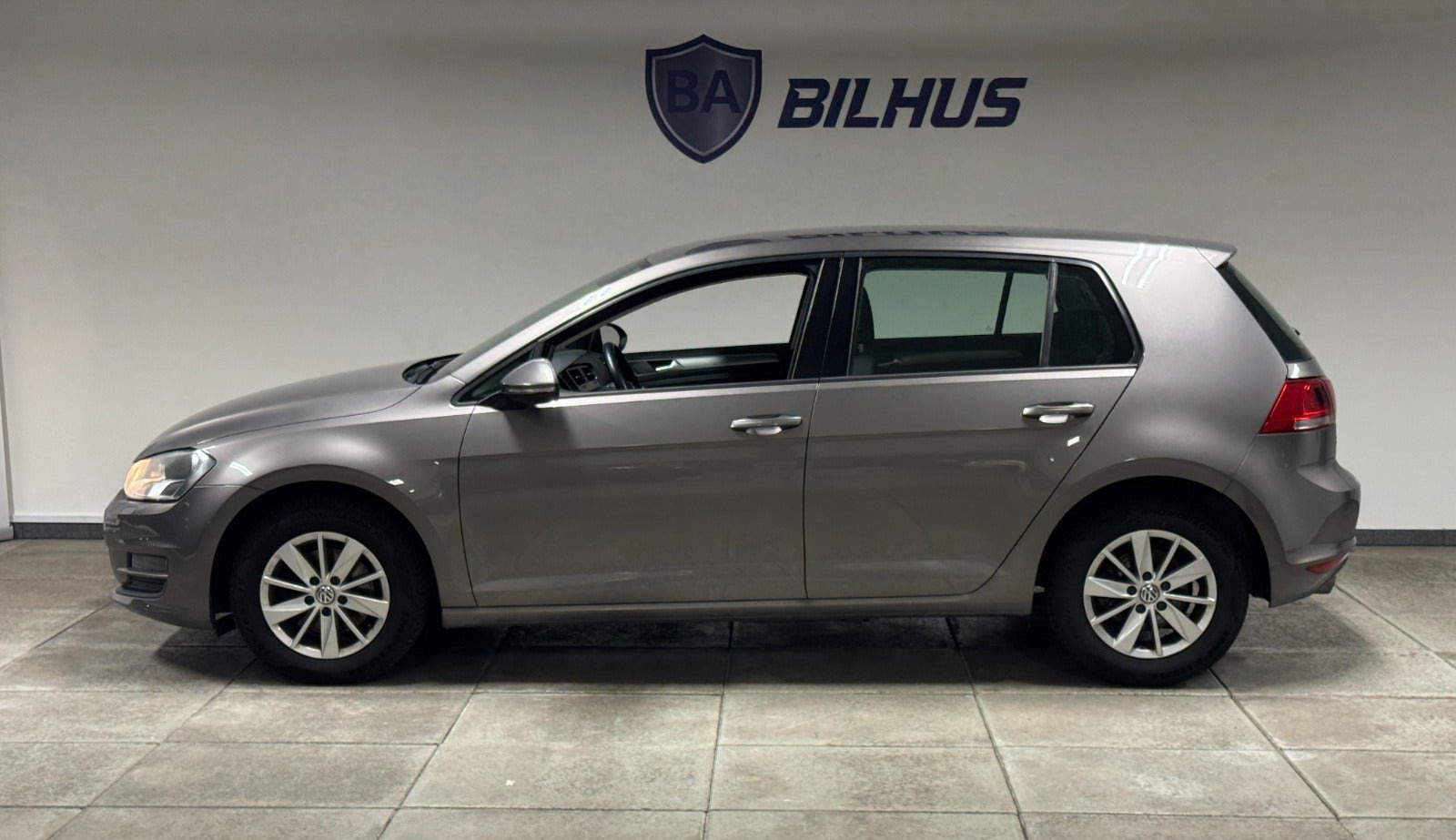 Grå VW Golf VII fra 2015