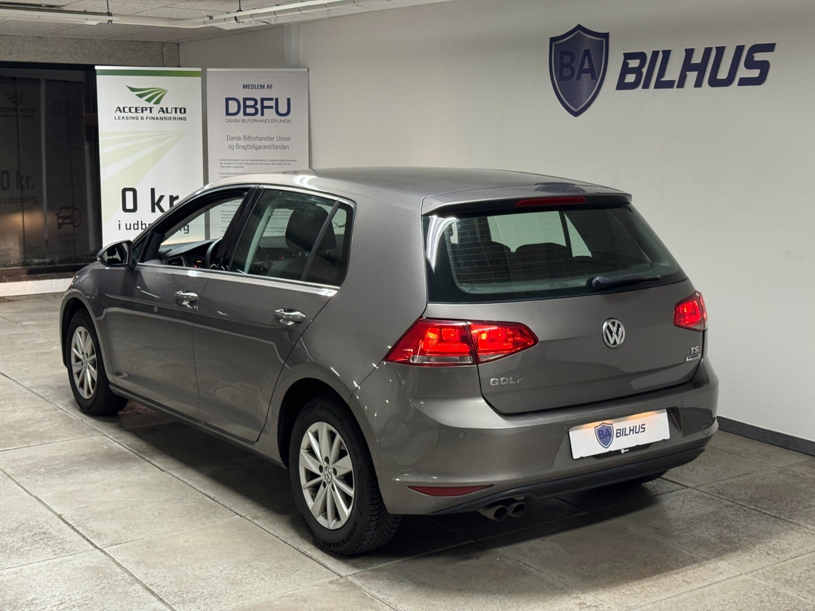 Grå VW Golf VII fra 2015