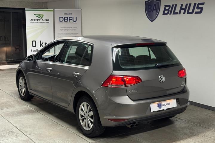 Grå VW Golf VII fra 2015