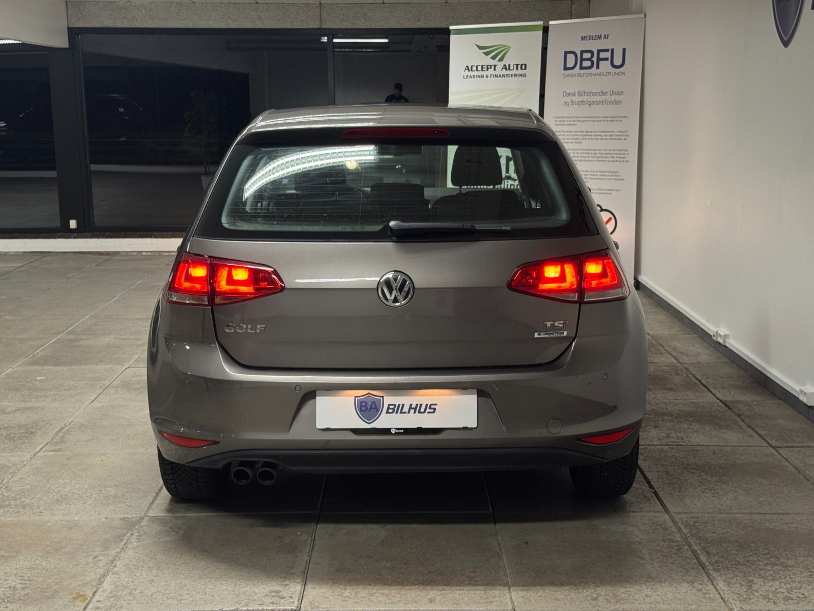 Grå VW Golf VII fra 2015