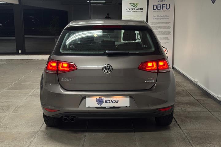 Grå VW Golf VII fra 2015