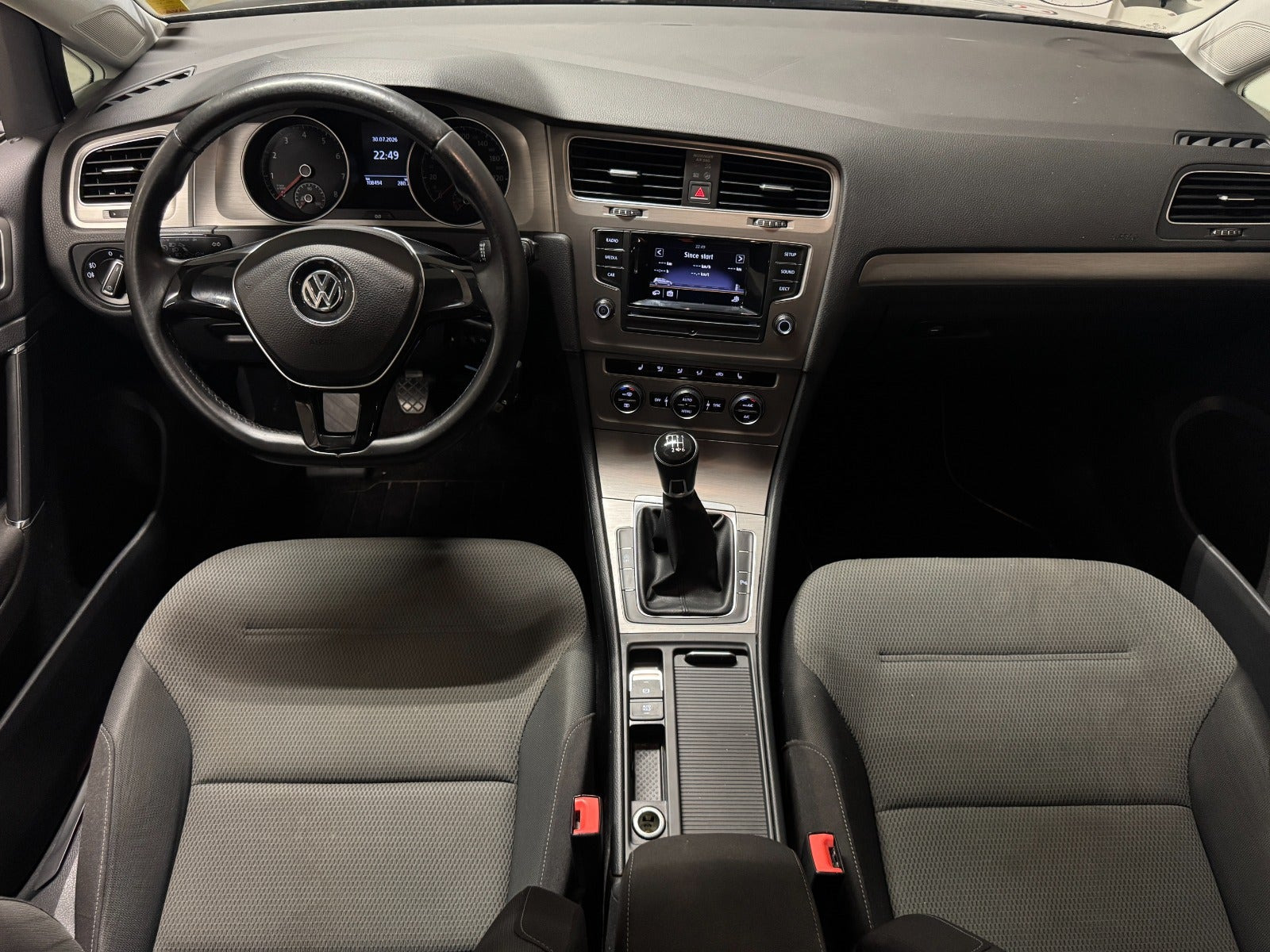 Grå VW Golf VII fra 2015