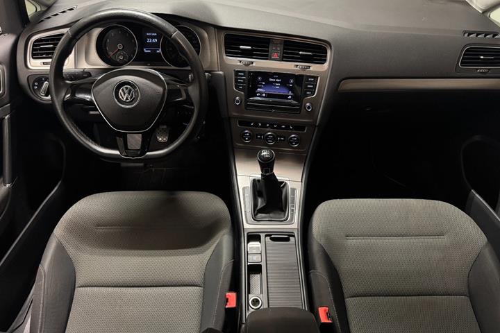 Grå VW Golf VII fra 2015