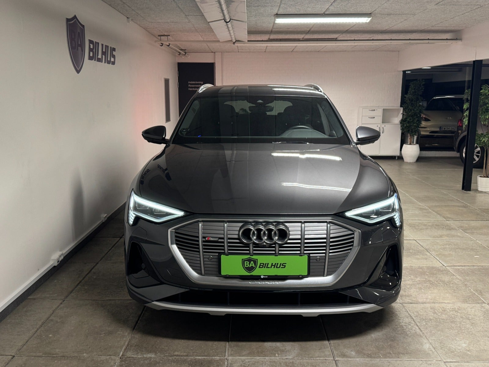 Grå Audi e-tron fra 2023