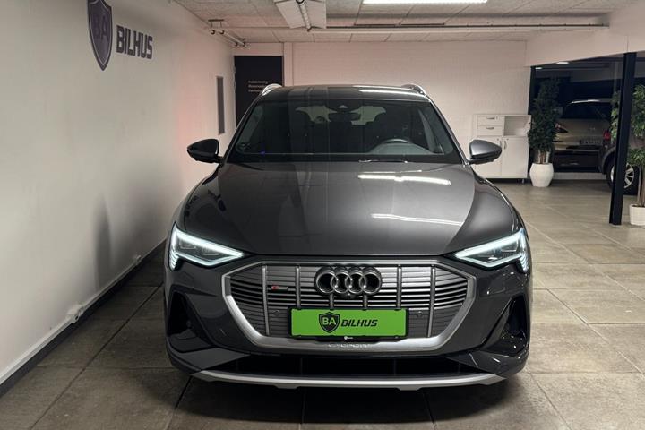 Grå Audi e-tron fra 2023