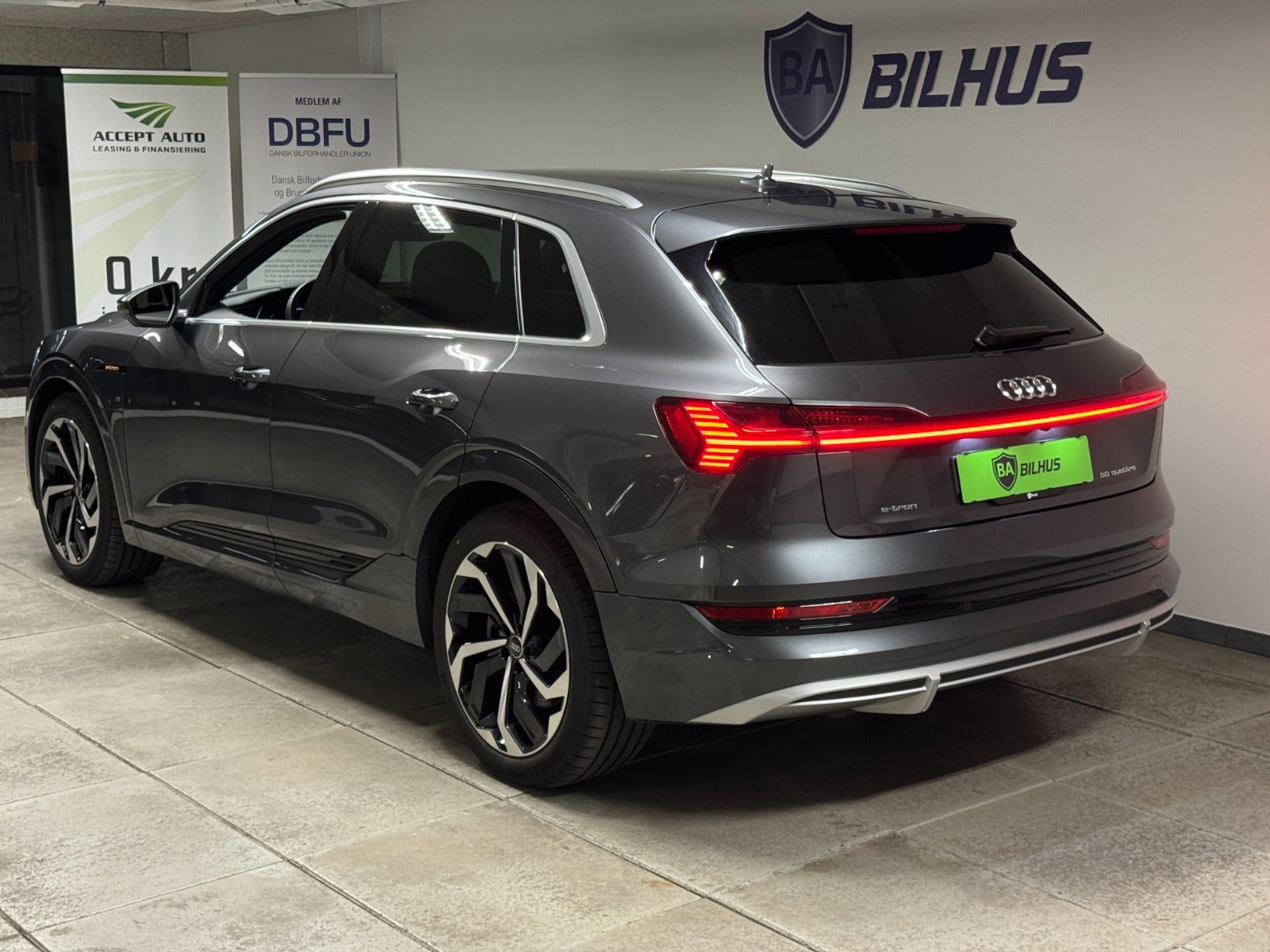 Grå Audi e-tron fra 2023