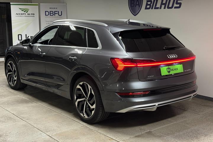 Grå Audi e-tron fra 2023