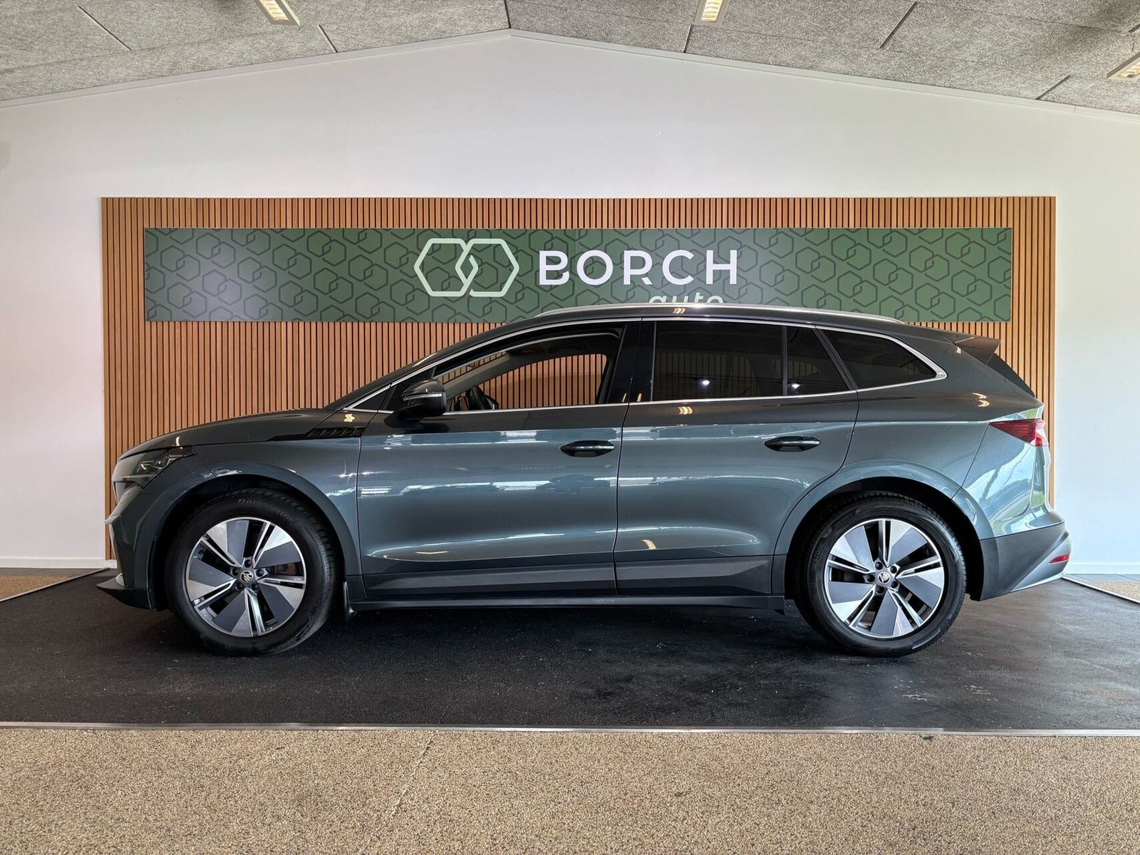 Grå Skoda Enyaq fra 2021