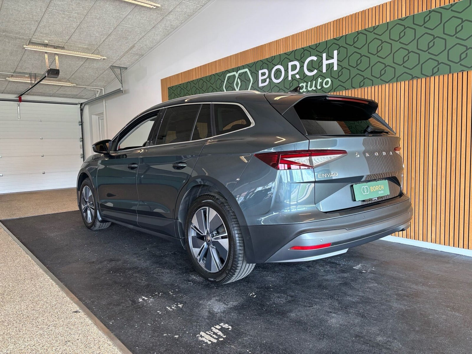 Grå Skoda Enyaq fra 2021