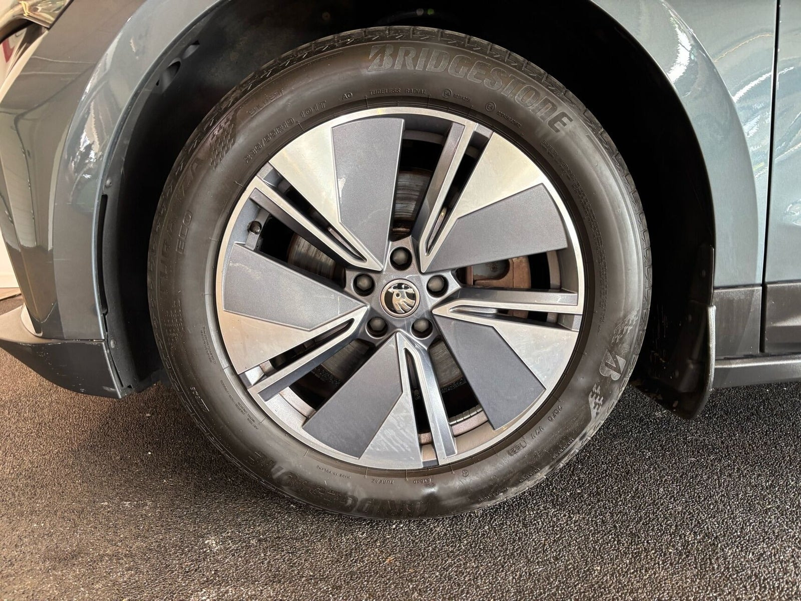 Grå Skoda Enyaq fra 2021