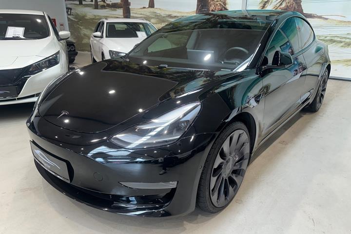 Sort Tesla Model 3 fra 2021 set udefra