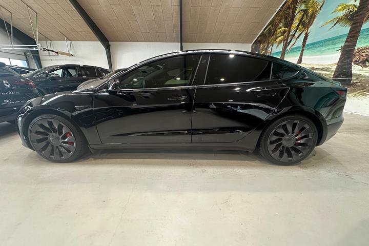 Sort Tesla Model 3 fra 2021