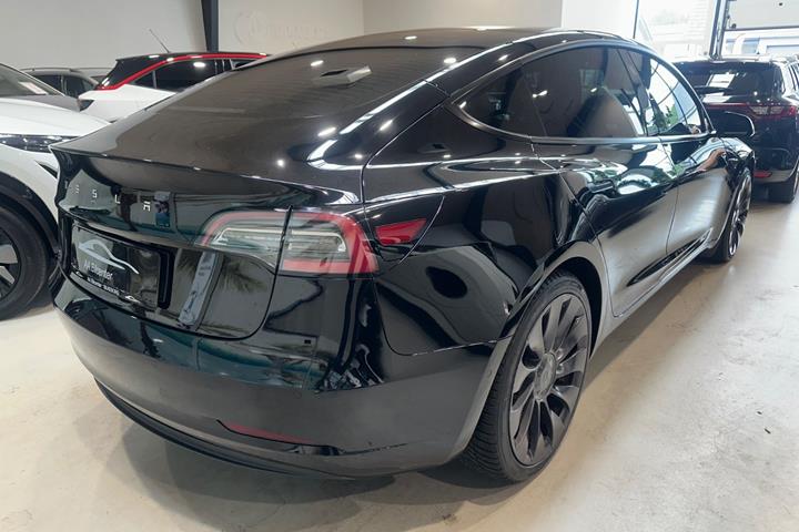Sort Tesla Model 3 fra 2021