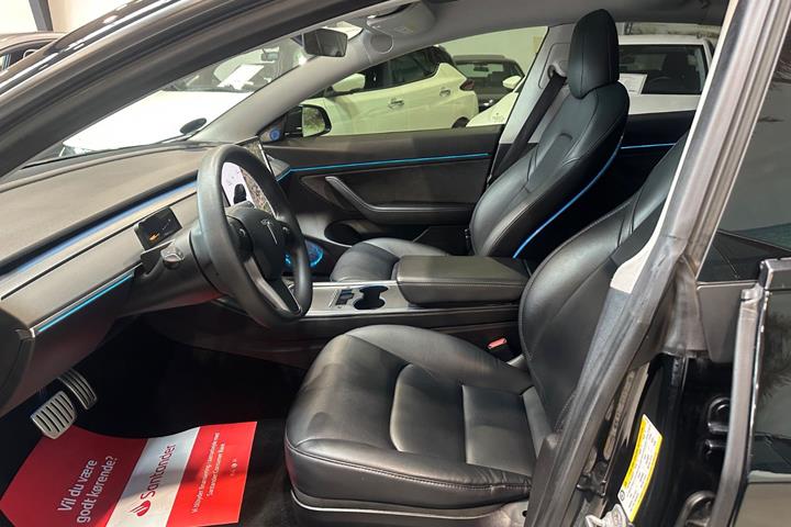 Sort Tesla Model 3 fra 2021